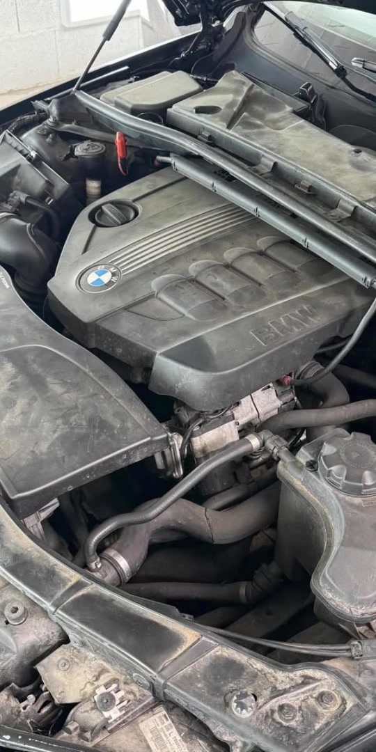 Moteur BMW encrassé avant nettoyage — Pure Détail Froidfond, Vendée